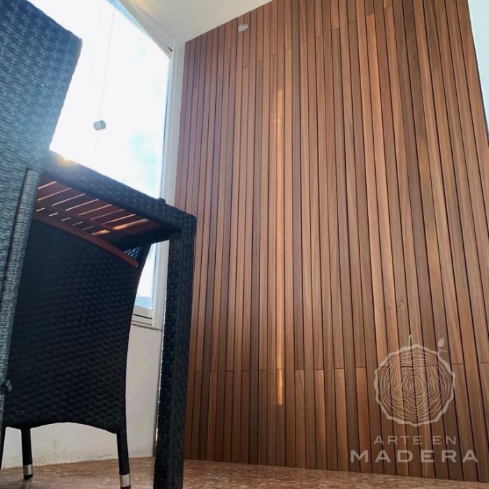 Mobiliario de madera para exterior en un café, creando un ambiente acogedor para los clientes